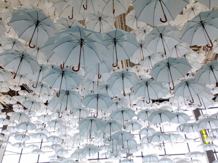 Cellofan - White Umbrellas de Kaisa Berry