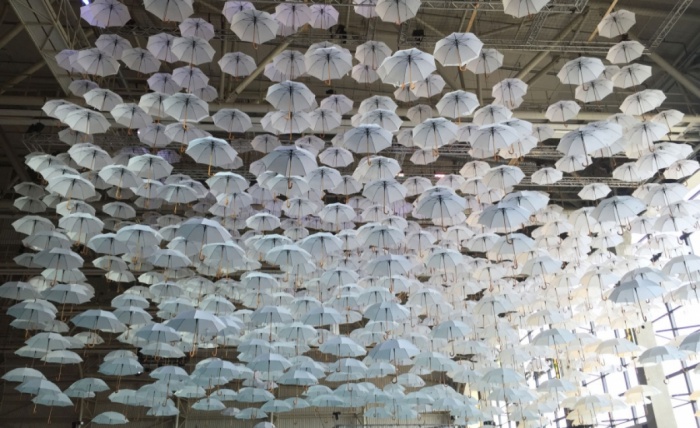 Cellofan - White Umbrellas de Kaisa Berry